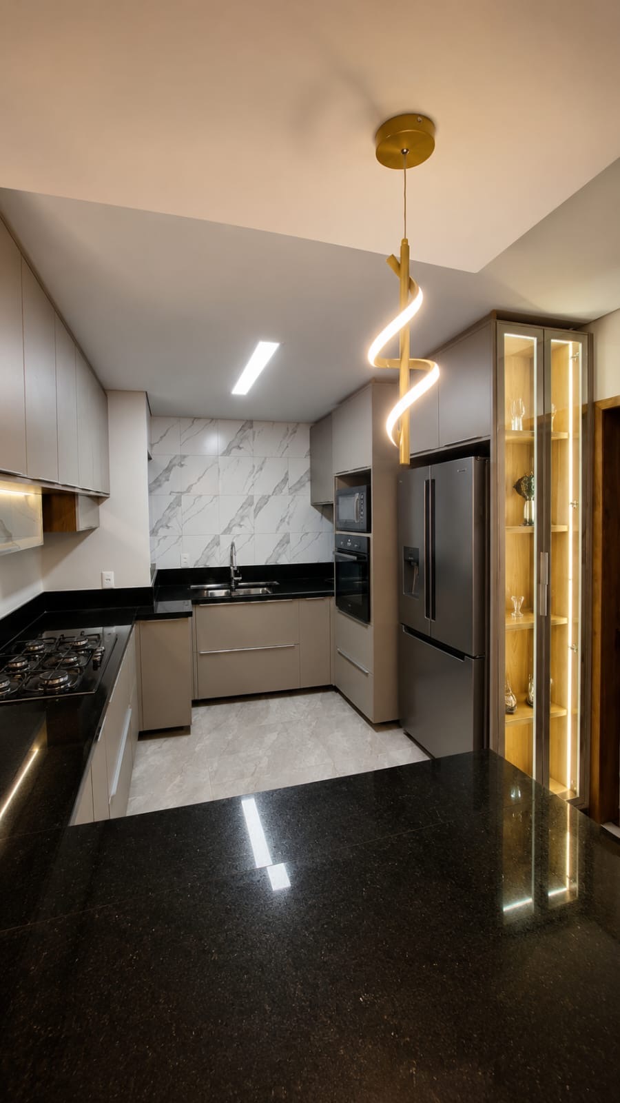 Residência Jardins · Cozinha em nogueira americana